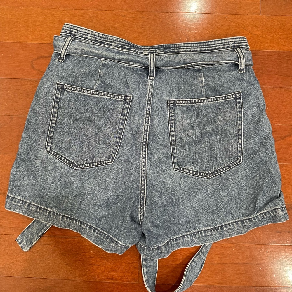Gap Shorts - Picture 2 of 6